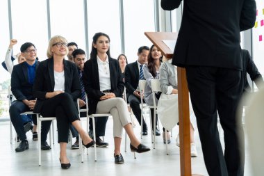 Bir grup iş adamı seminer konferansında toplanıyor.
