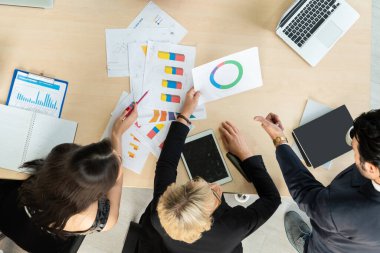 İş adamları grup toplantısı yukarıdan çekiliyor