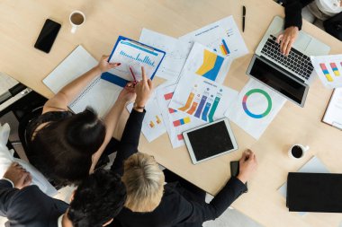 İş adamları grup toplantısı yukarıdan çekiliyor