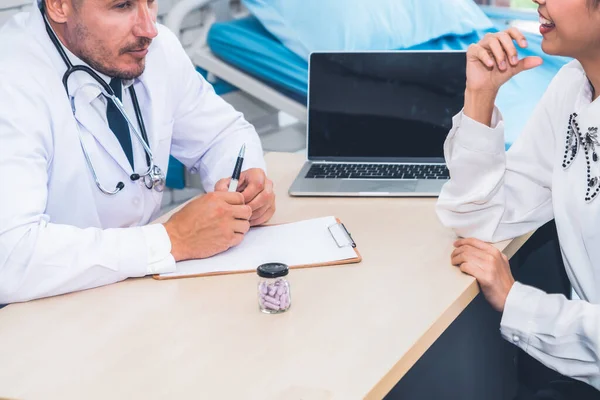 Medico in uniforme professionale che esamina il paziente in ospedale — Foto Stock