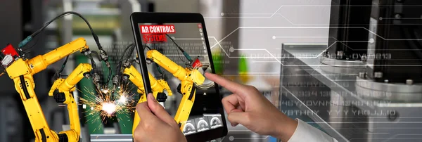 Ingenieur steuert Roboterarme durch Augmented-Reality-Technologie — Stockfoto