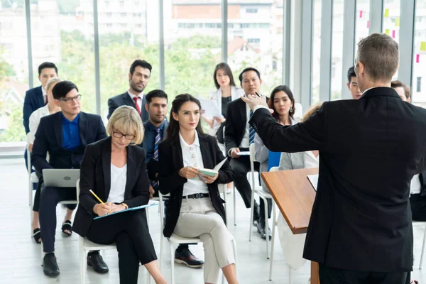 Reunión de un grupo de empresarios en una conferencia de seminario — Foto de Stock