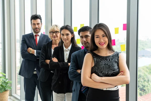 Gente de negocios exitosa de pie juntos — Foto de Stock