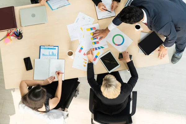 Zakenmensen groep vergadering schot van bovenaf bekijken — Stockfoto