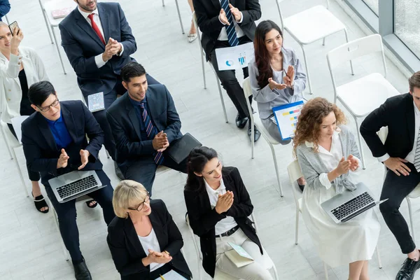 Reunión de un grupo de empresarios en una conferencia de seminario — Foto de Stock