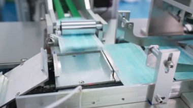 Modern fabrikada yüz maskesi üretim hattı