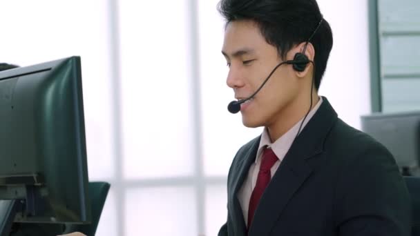 戴着耳机在办公室工作的商人 — 图库视频影像