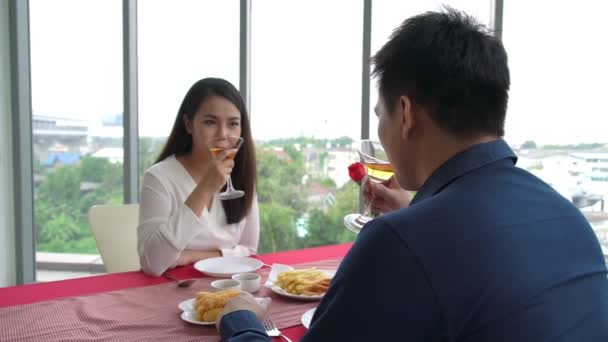 Glad romantisk par äter lunch på restaurang — Stockvideo