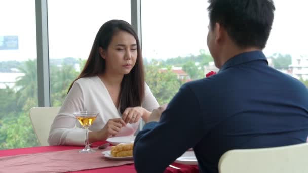 Happy romantic couple eating lunch at restaurant — Stock Video