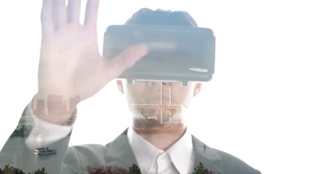 Mężczyzna w okularach VR ogląda film Tokyo Skyline — Wideo stockowe