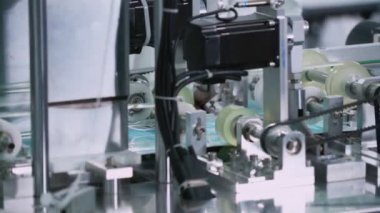 Modern fabrikada yüz maskesi üretim hattı