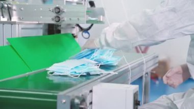 Modern fabrikada yüz maskesi üretim hattı