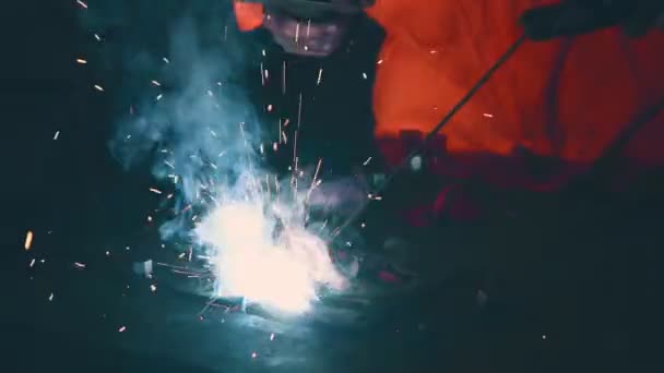 Spawacz metalowy pracujący ze spawarką łukową — Wideo stockowe