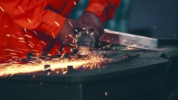 Profesjonalny mechanik tnie metal stalowy. — Wideo stockowe