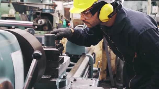 工場で機械を使うスマート工場労働者 — ストック動画
