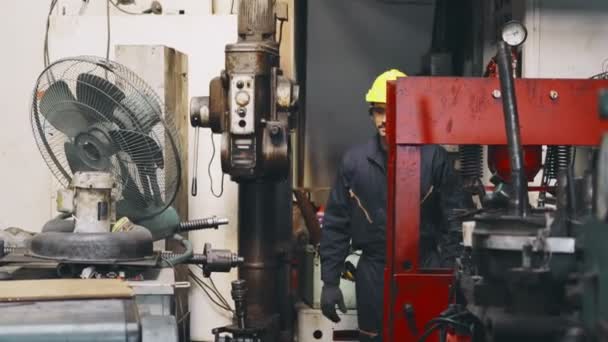 Joven trabajador de fábrica o ingeniero primer plano retrato en fábrica — Vídeos de Stock