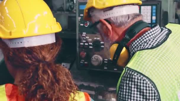 Grupo de trabajadores de la fábrica que utilizan equipos de máquinas en taller de fábrica — Vídeos de Stock