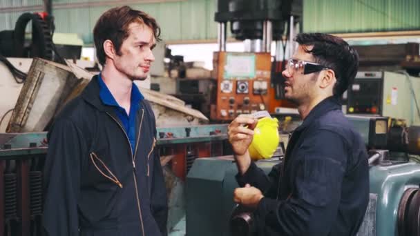 Trabalhadores da fábrica cansados fazendo uma pausa e conversando com colegas de trabalho na fábrica — Vídeo de Stock