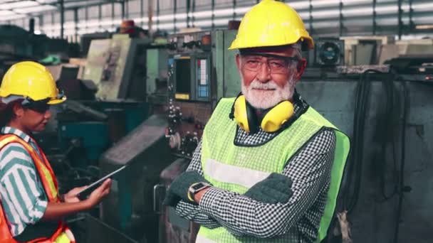 Starszy pracownik fabryki lub inżynier z bliska portret w fabryce — Wideo stockowe
