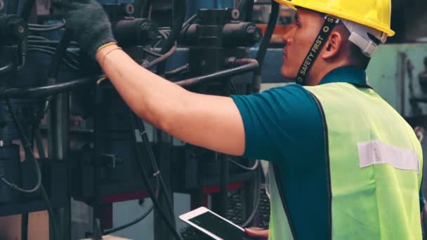 Trabajador de fábrica inteligente usando máquina en taller de fábrica — Vídeos de Stock