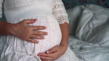 Mutlu hamile bir kadın ve evde bebek bekliyor..