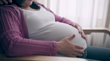 Hamile çift aşkı hisseder ve evde dinlenir..