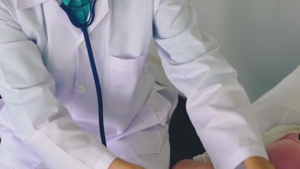 Wanita hamil dan dokter kandungan di rumah sakit. — Stok Video