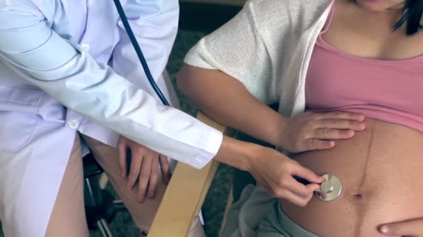 Hastanede hamile kadın ve jinekolog. — Stok video