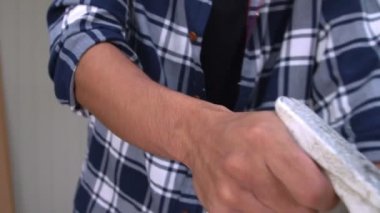 Marangoz atölyede ahşap işçiliği yapıyor.