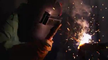 Yay kaynak makinesiyle çalışan metal kaynakçı