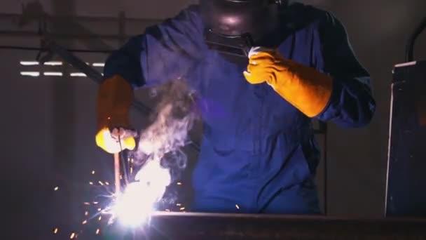 Metallschweißer arbeitet mit Lichtbogenschweißmaschine — Stockvideo