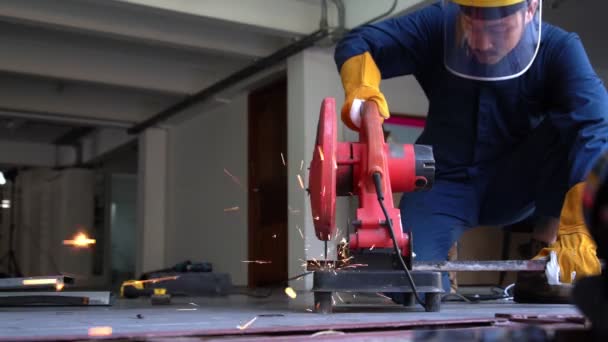 Профессиональный механик режет сталь. — стоковое видео