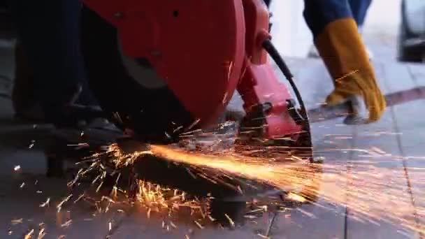 Професійний механік різання металу . — стокове відео