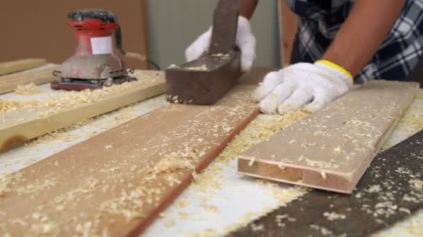 Tischler arbeitet in Werkstatt an Holzhandwerk — Stockvideo