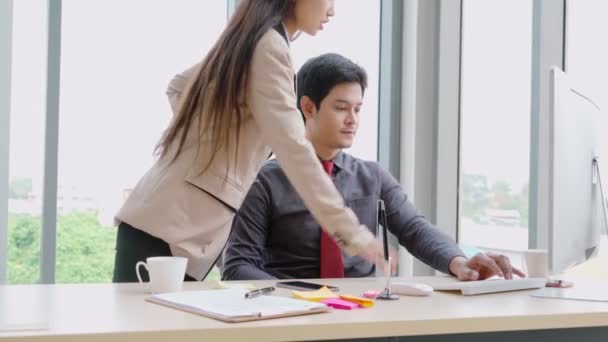 Geschäftsleute beim Händedruck mit Freund im Büro — Stockvideo