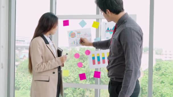 Business people work on project planning board — Stock video