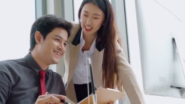 İki iş adamı ofiste proje stratejisi hakkında konuşuyor