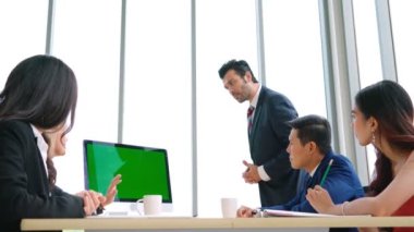 Konferans odasında yeşil ekranlı iş adamları