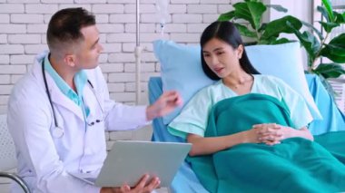 Profesyonel üniformalı doktor hastanedeki hastayı muayene ediyor.