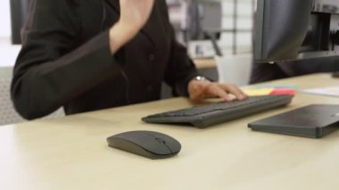 Ofiste çalışan kulaklık takan iş adamları.