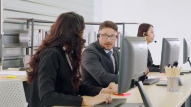 Ofiste çalışan kulaklık takan iş adamları.