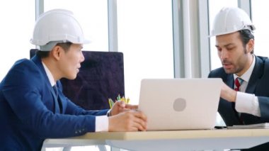 Mühendis ve mimar ofis masasında buluşuyor.