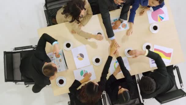 Los empresarios felices celebran el éxito del trabajo en equipo — Vídeos de Stock