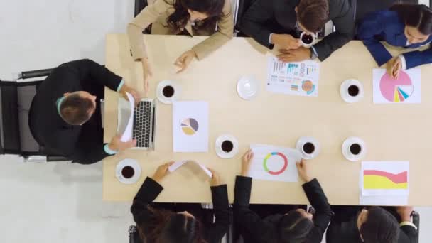 Grupo de empresarios apretón de manos en la mesa de reuniones — Vídeos de Stock