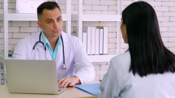 Läkare i professionell uniform undersöker patienten på sjukhus — Stockvideo