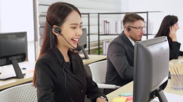 Vezetékes fülhallgatót viselő üzletemberek az irodában — Stock videók