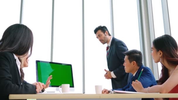 Pebisnis di ruang konferensi dengan layar hijau — Stok Video