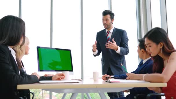 Geschäftsleute im Konferenzraum mit grünem Bildschirm — Stockvideo