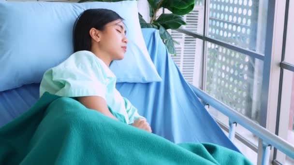 Šťastný pacient se uzdravuje v nemocnici — Stock video