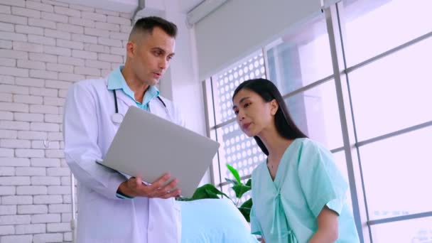 Врач в профессиональной форме осматривает пациента в больнице — стоковое видео